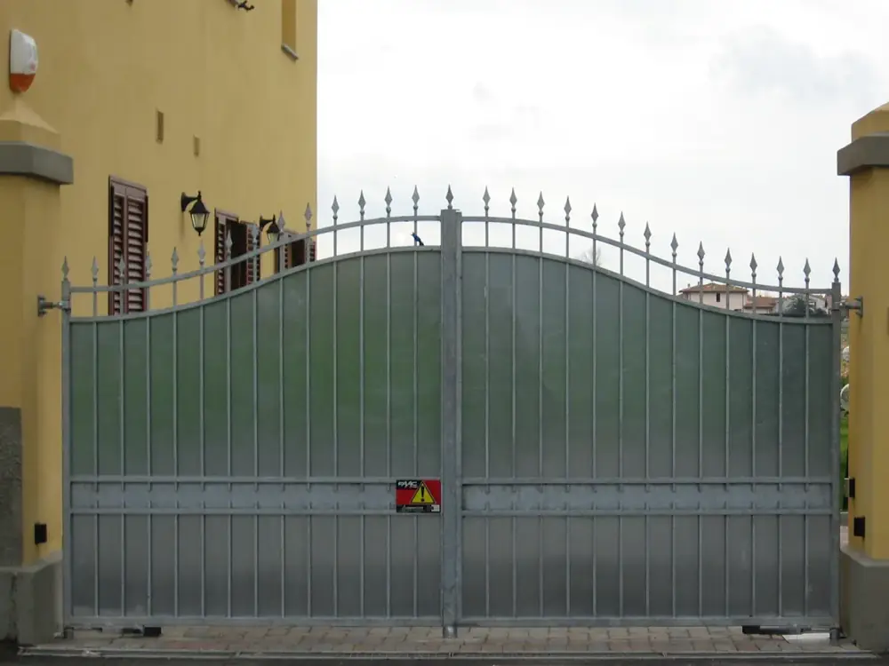 Cancello a battente con ante cieche verdi – Bologna Saragozza