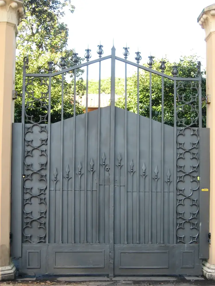 Cancello a battente con ante alte decorate – Sasso Marconi