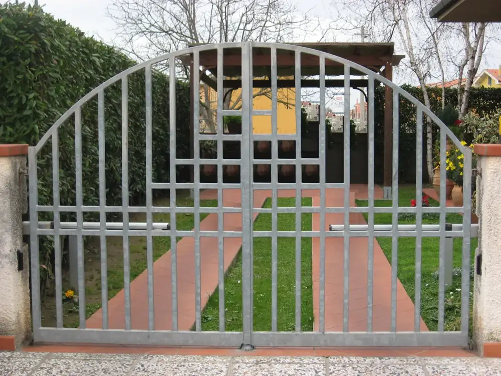 Cancello a battente ad arco davanti a un giardino – Bologna Pratello