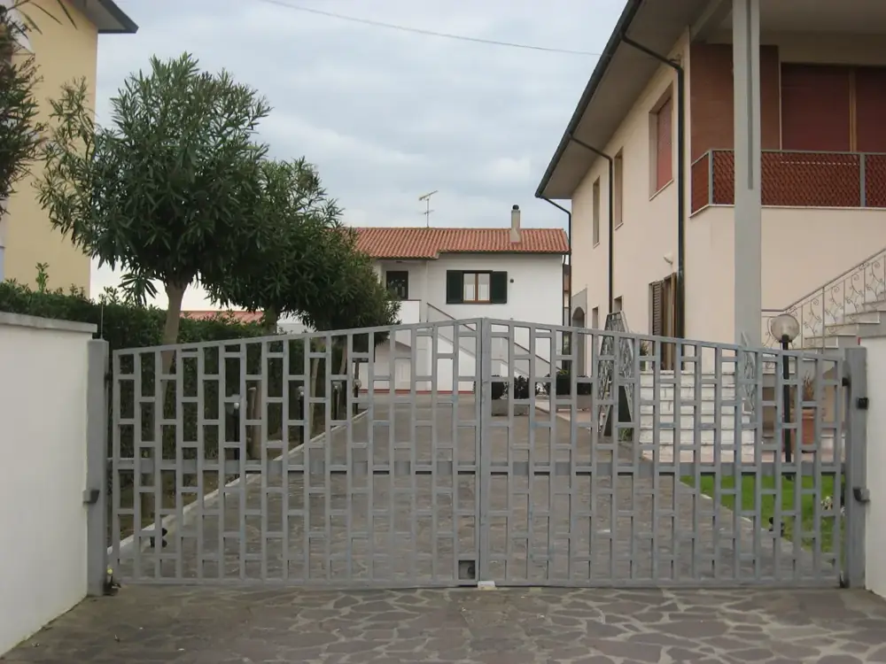 Cancello carraio a battente di una casa bifamiliare – assistenza Mhouse Bologna