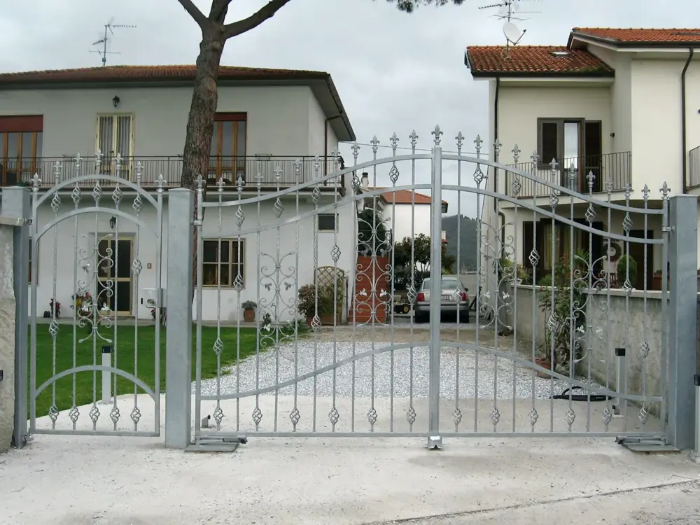 Cancello carraio e pedonale di una casa indipendente – Bologna Reno