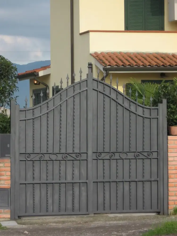 Cancello a battente grigio con profilo ad arco – assistenza Sommer Bologna