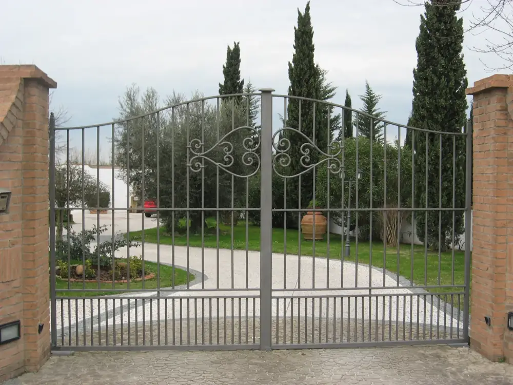 Cancello a due ante all’ingresso di una villa – Malalbergo
