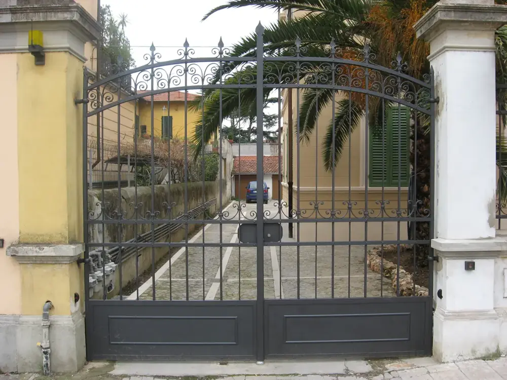 Cancello a battente di una palazzina con cortile – Bologna Dozza