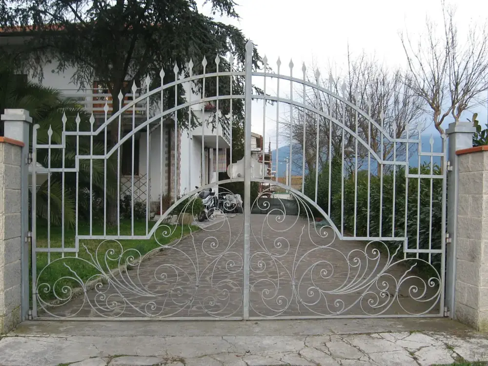Cancello a battente con decorazioni in ferro – assistenza Hörmann Bologna