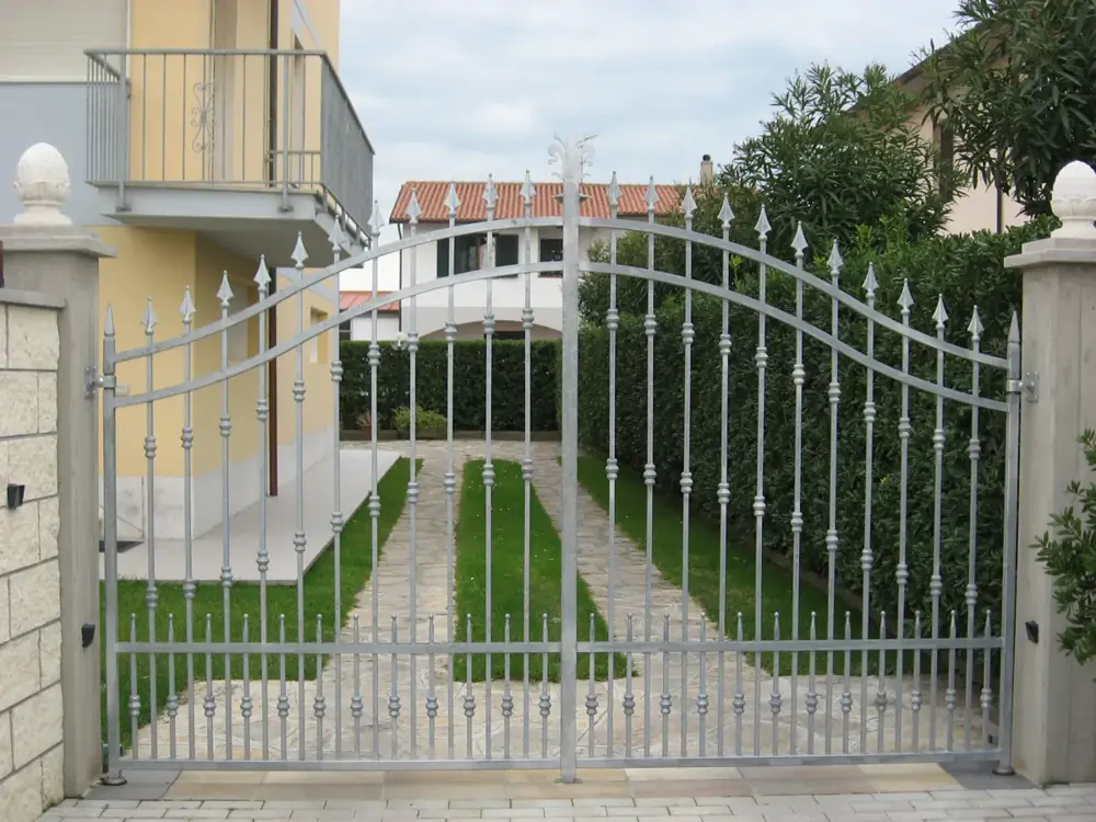 Cancello carraio a battente con vialetto e giardino – Bologna Sabbioni