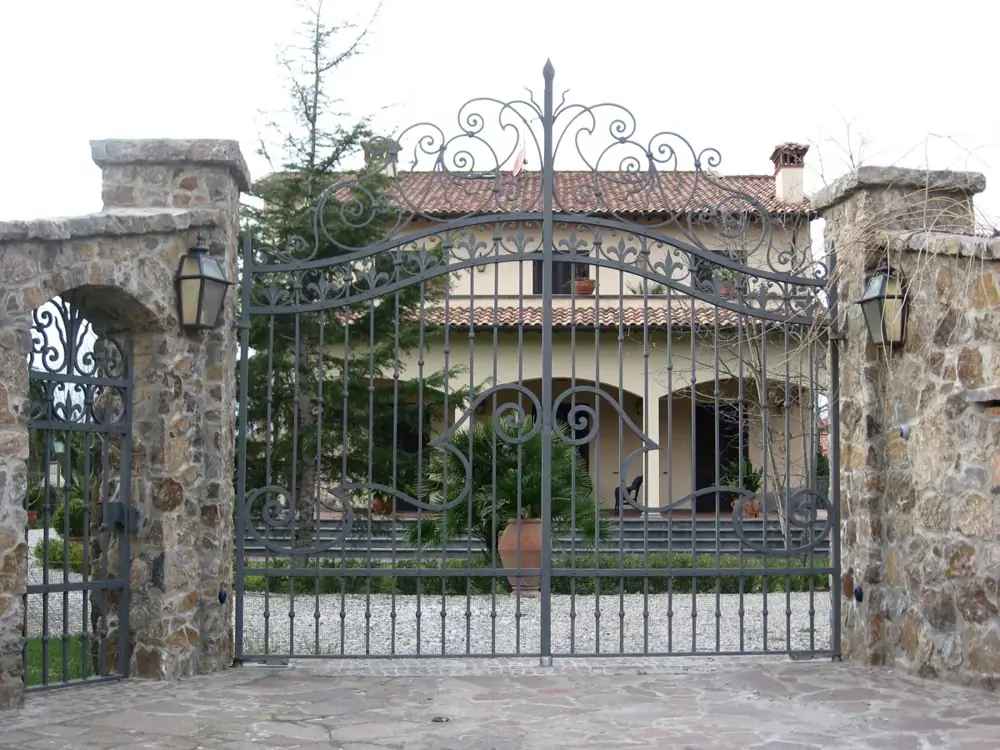 Cancello di una villa con colonne in pietra – Zola Predosa
