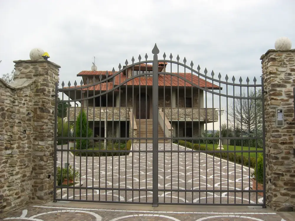 Cancello a due ante di una villa con pilastri in pietra – assistenza Nice Valsamoggia