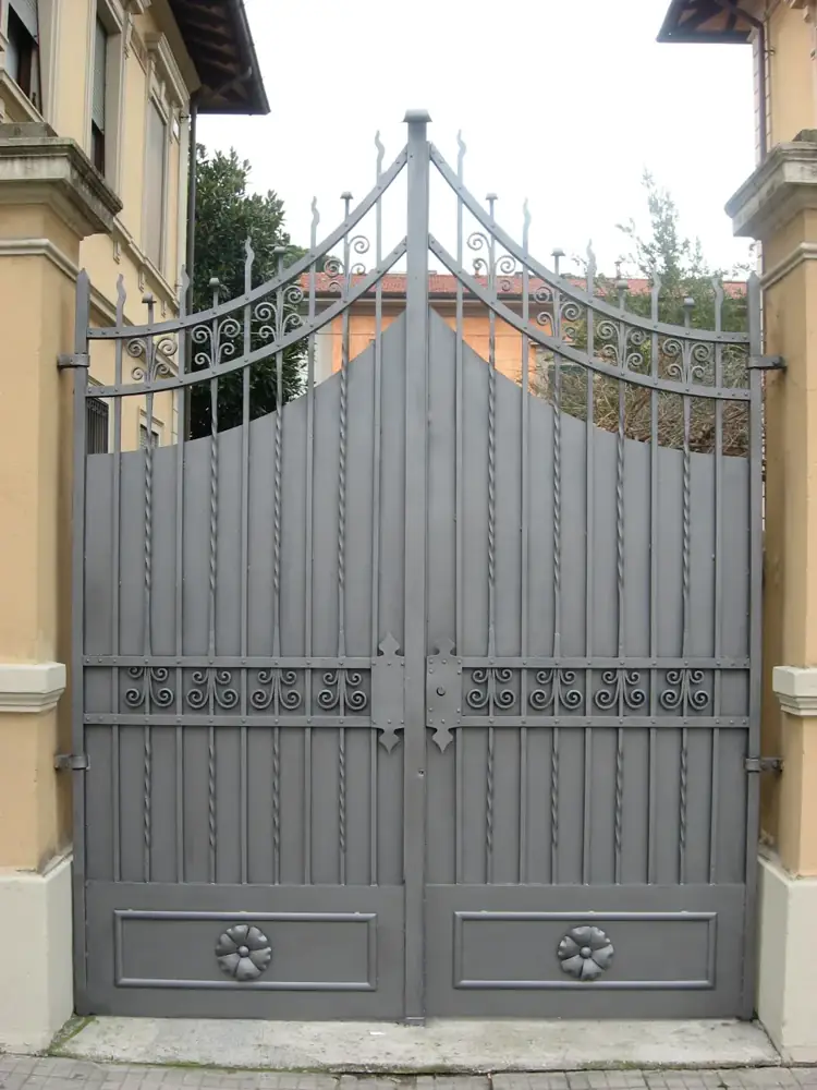 Cancello a due ante con punte decorative – Castel Maggiore