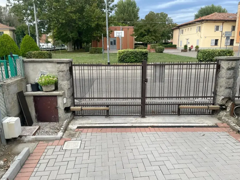 Cancello carraio su cortile condiviso – assistenza Life Home Integration Bologna