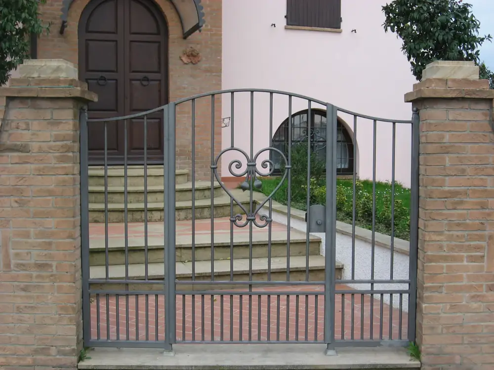 Cancello di una casa con pilastri in mattoni e scalini – assistenza ELCA Bologna