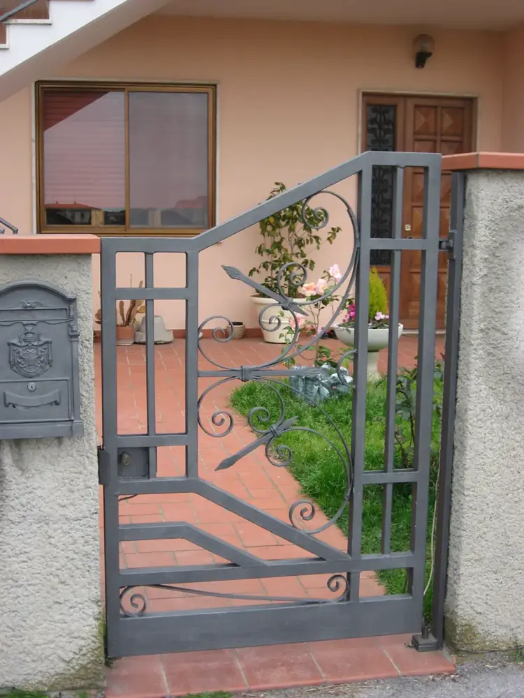 Cancelletto pedonale di una villetta con giardino – assistenza Casit Imola