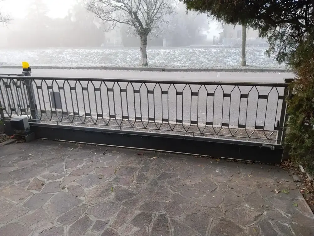 Cancello scorrevole in una giornata d’inverno – Bologna San Ruffillo