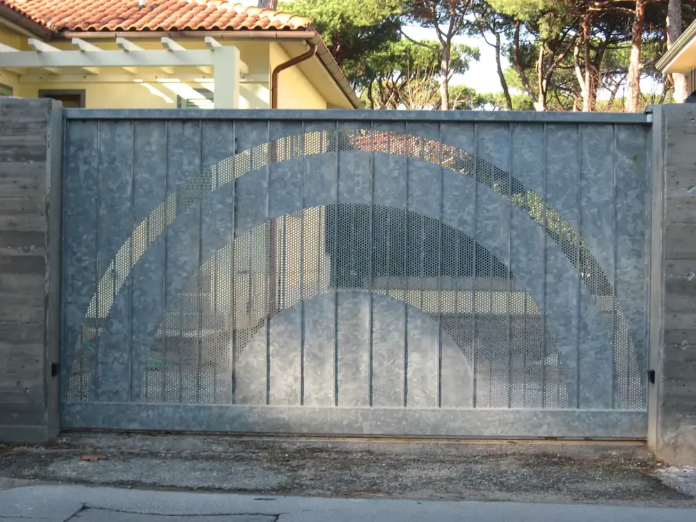 Cancello scorrevole in lamiera decorata – assistenza V2 Imola