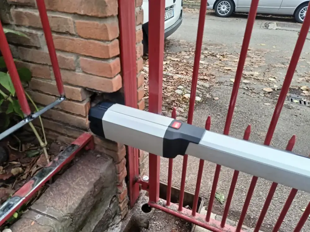 Pistone fissato a un pilastro in mattoni – Bologna Navile