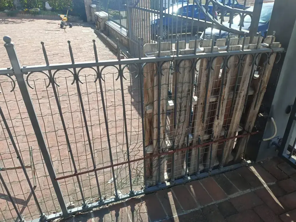 Pistone di un cancello a battente sul cortile – Allmatic Bologna