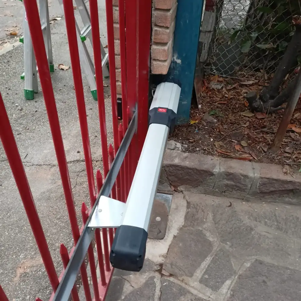 Pistone su un cancello in ferro rosso – Hörmann Bologna