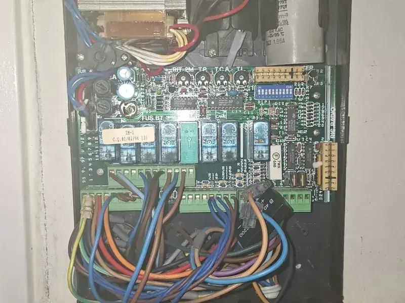 Scheda elettronica nel quadro di comando – Bologna Pratello